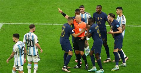 Tomasz Arbitre De La VAR Lors De La Finale Argentine France Fait Une