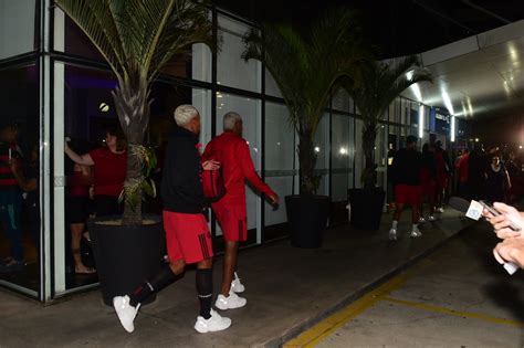 A Gazeta Elenco Do Flamengo Chega Em Vit Ria N O Atende Torcida E