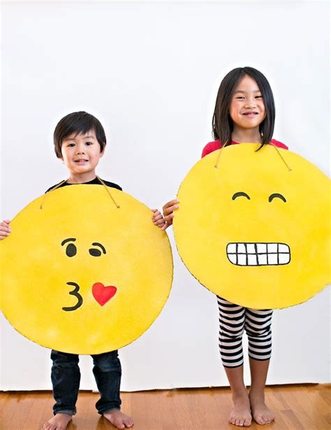 Easy diy cardboard emoji costume – Artofit