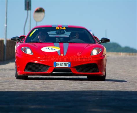 Ferrari Tribute Ferrari F430 Scuderia Num Antigo Carro De Corrida Em