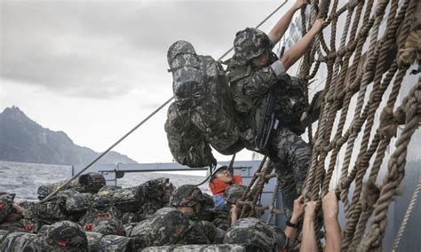 집게로 혀 당기고 병따개 끼워 손꺾고 해병대 중사 병사들에 엽기적 가혹행위 국방·북한 정치 뉴스 한겨레