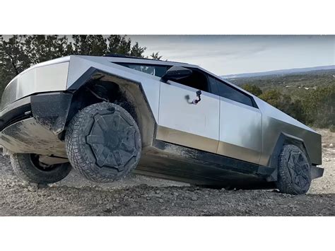 Tesla Cybertruck Im Ersten Offroad Test Youtuber Hat Probleme Kleinen