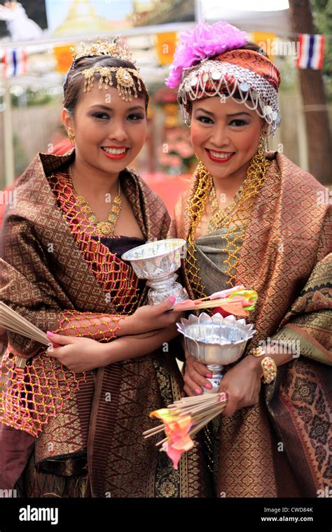 Thai Girl In Traditional Dress Fotos Und Bildmaterial In Hoher Auflösung Alamy