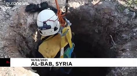 En Syrie des casques blancs syriens sauvent une petite fille tombée