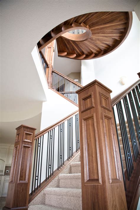 Triple Curve Walnut Staircase Classique Chic Escalier Autres