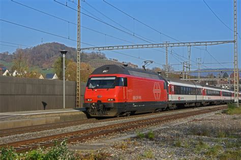 Re 460 060 7 durchfährt den Bahnhof Gelterkinden Bahnbilder de