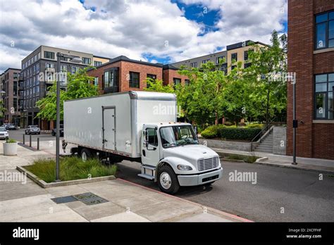 Industrial Carrier Middle Duty Day Cab Rig Semi Truck With Box Trailer For Local Freights