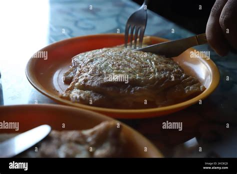 Omelette station hi-res stock photography and images - Alamy