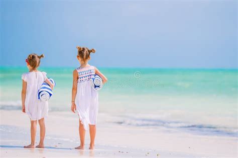 Entzückende Kleine Mädchen Mit Badetüchern Auf Weißem Tropischem Strand