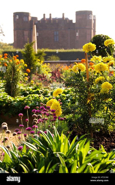 Kenilworth castle gardens hi-res stock photography and images - Alamy