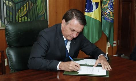 Presidente Bolsonaro regulamenta Auxílio Emergencial 2021 Secretaria