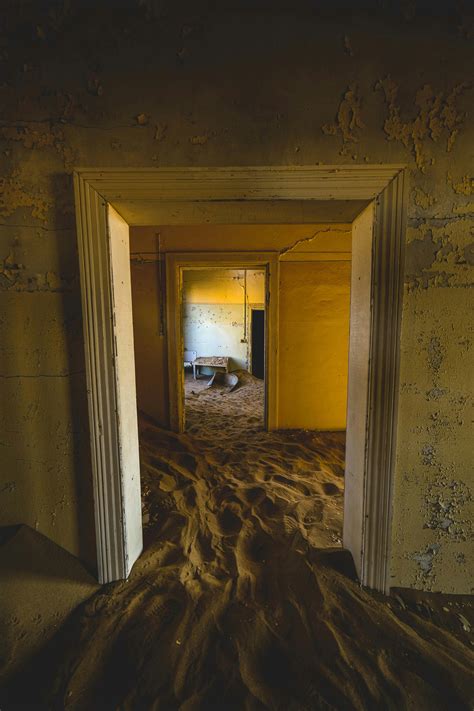 empty house      empty house stock