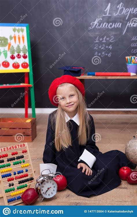 De Nouveau à Lécole Une Fille Dans Luniforme Scolaire Se Reposant