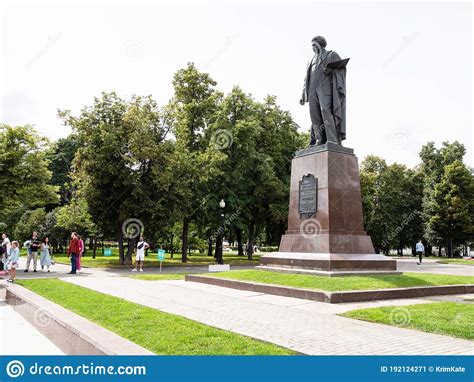 Monumento All Artista Russo Ilya Efimovich Repin Fotografia Editoriale