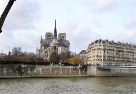 Fans at Joyce Center Notre Dame create an electric atmosphere 7