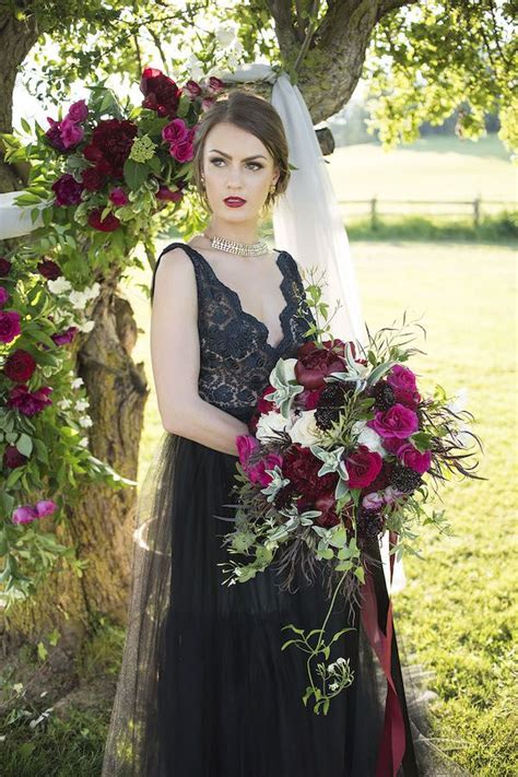 Black Meets Berry In This Moody Ultra Chic Wedding Chic Wedding