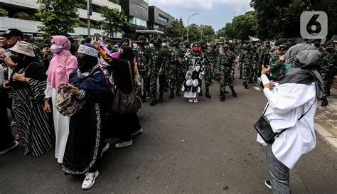 Foto Personel Gabungan Halau Massa Aksi 1812 Foto