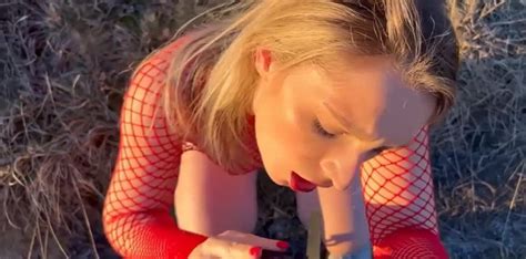 Plan Cul Rapide Avec Une Blonde Sexy Qui Baise Dehors ThisVid