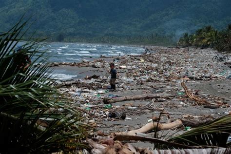 Imágenes del desastre basura de Guatemala vuelve a afectar playas de Omoa