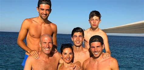 Zidane publikon një foto të familjes së tij me rroba banje dhe të