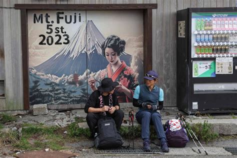 Mt Fuji Screaming From Too Many Tourists The Manila Times