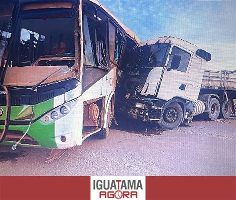 Iguatama Agora Acidente Entre ônibus E Carreta Deixa Feridos Na Br