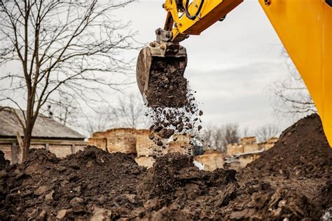 Imagen Recortada De Una Excavadora Quitando Tierra En El Sitio Con Un