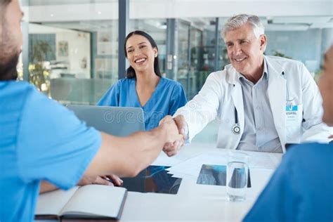 Listo Para Salvar Vidas Un Doctor Que Se Da La Mano Con Un Nuevo