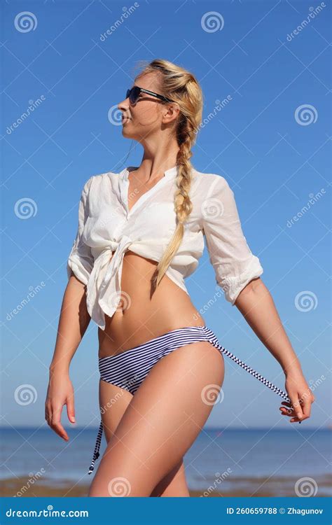 Belle Femme En Bikini Sur La Plage Photo stock Image du modèle