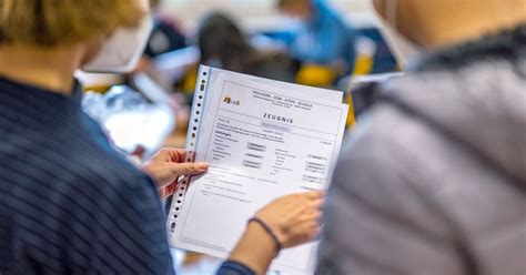 Rund 2 1 Millionen Schüler in NRW bekommen am Freitag ihre Zeugnisse