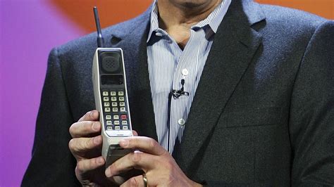 Worlds First Mobile Phone Was Made By Motorola In 1973 Priced 4000