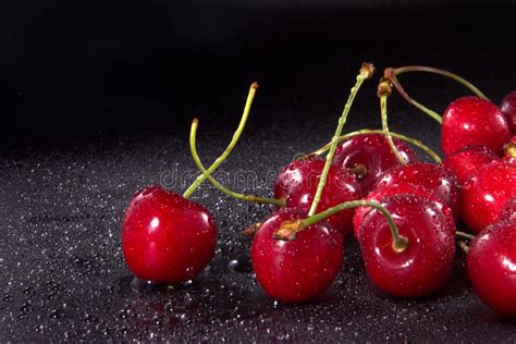 Cerejas Doces Molhadas Vermelhas De Fundo Negro Imagem De Stock