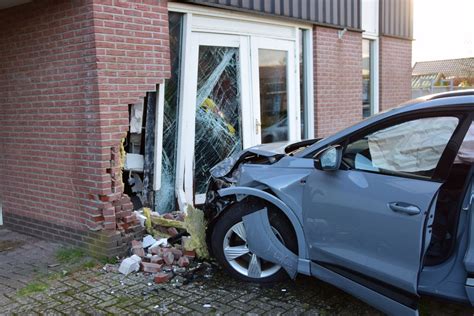 Fotonieuws Auto Ramt Gevel Van Fysiotherapie Gebouw W Ldnet