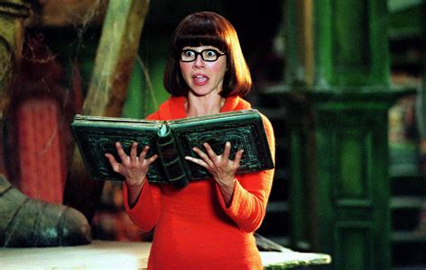Linda Cardellini Says It S Been Hinted Velma Was Gay For Ages