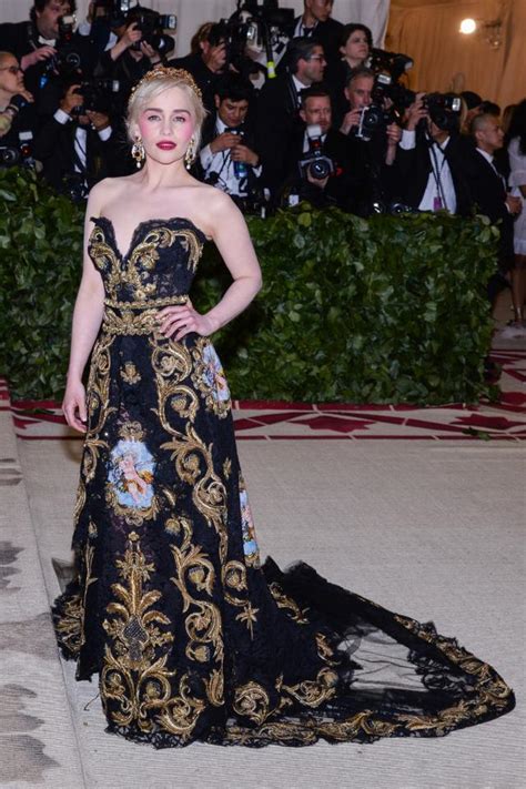 龙妈 Emilia Clarke 现身 2018 Met Gala 高清大图 每日头条