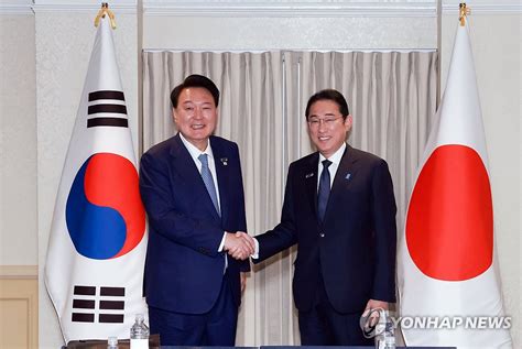 윤석열 대통령 한일 정상회담 기념 촬영 연합뉴스