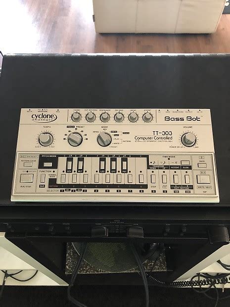 Cyclone Analogic TT303 Bass Mk1 Reverb