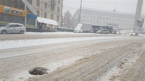 O Gaura De Canalizare De Pe Bulevardul Negruzzi Din Capitala Sta