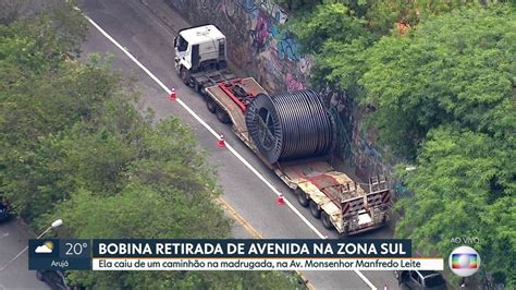 Vídeo Bobina que caiu de caminhão é retirada de avenida na Zona Sul de