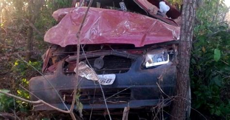 G1 Motorista Morre Após Capotar Carro E Bater Em árvore Na Br 153 Em