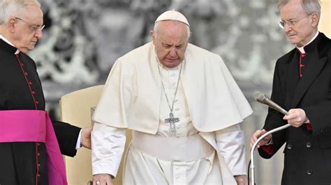 Papa Francisco concluyó sin complicaciones la operación en el abdomen