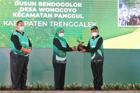 Bupati Trenggalek Mas Ipin Dapat Penghargaan Sebagai Pembina Proklim