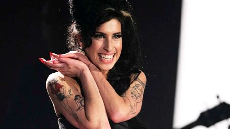 Amy Winehouse conheça a breve vida e carreira da cantora