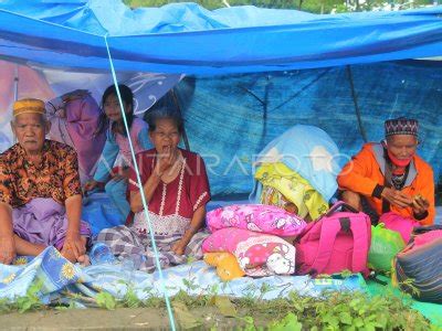 TEMPAT PENGUNGSIAN KORBAN GEMPA ANTARA Foto