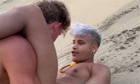 Denis Dosio Corre Nudo Tra Le Dune Di Maspalomas Insieme A Jacob