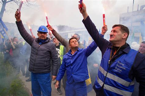 Zenički rudari protestvuju ispred zgrade Vlade FBiH BN