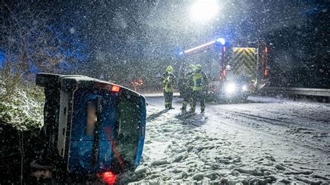 Glätte Unfall in Meinerzhagen Kierspe Fahrer verliert Kontrolle