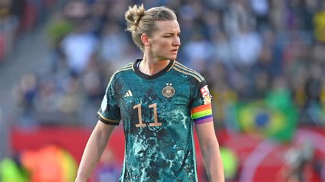 DFB Kapitänin Popp möchte bei WM mit Regenbogenbinde spielen NDR de