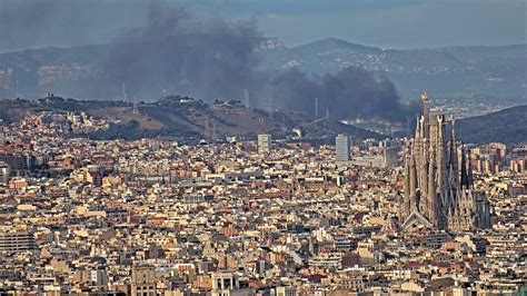 Un Incendi A La Trinitat Provoca Una Gran Columna De Fum Negre