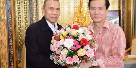 พล ต อ เฉลิมเกียรติ ศรีวรขาน อวยพรวันเกิด ดร พีรวัฒน์ สุรเศรษฐ น ส พ วงในสยาม